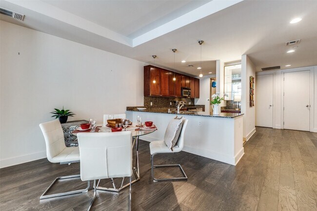 Building Photo - 1505 Elm St