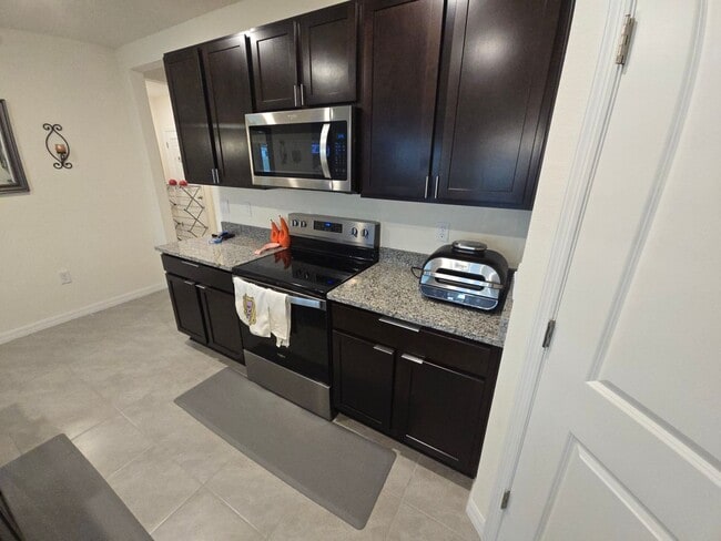 Building Photo - New 4/2 Home In Great Community