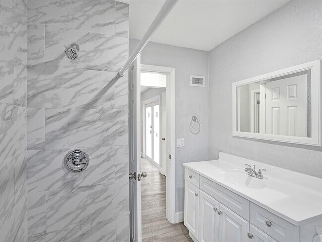 Building Photo - 8113 NW 92nd Terrace