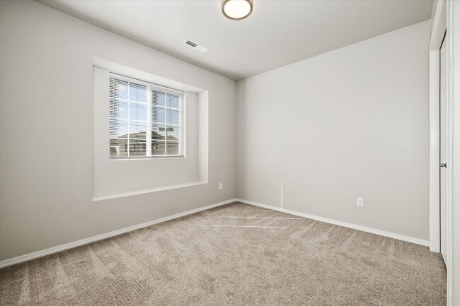Building Photo - 4 Bedrooms Plus Bonus Room _ Dog Friendly!!