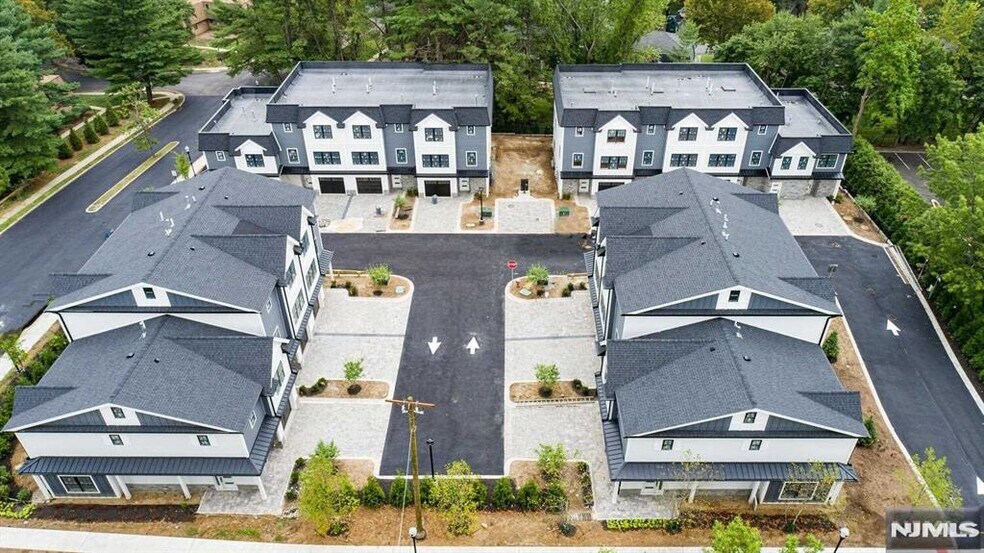 17 COMMUNITY TOWNHOMES - 234 Rivervale Rd