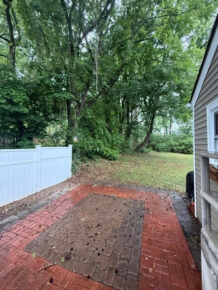 Building Photo - 2310 Fernwood Dr