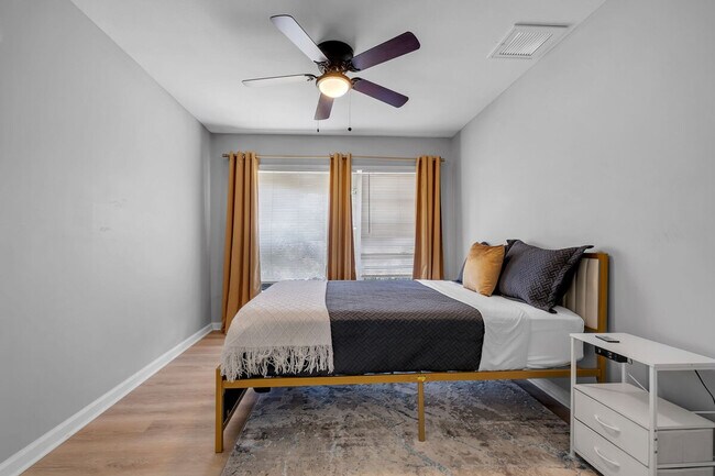 Building Photo - 218 Cactus St