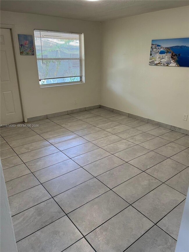 Building Photo - 2615 NW 13th Ct