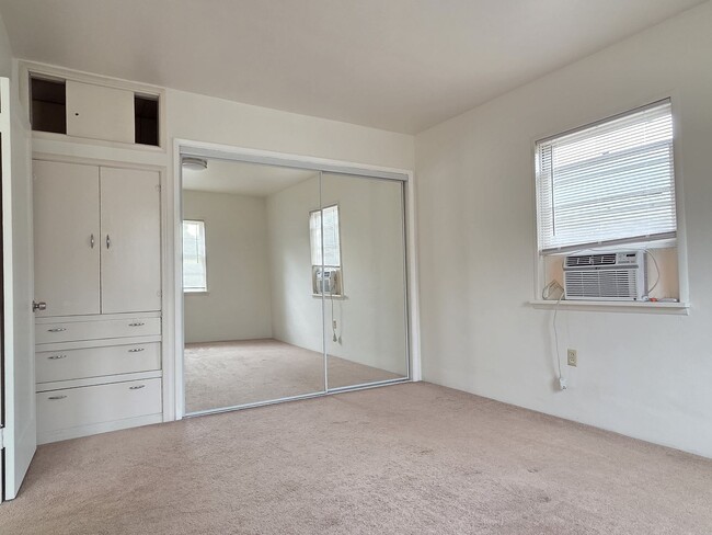 Building Photo - Charming 1-Bedroom Retreat!