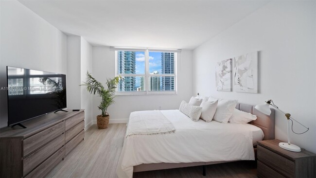 Building Photo - 1155 Brickell Bay Dr