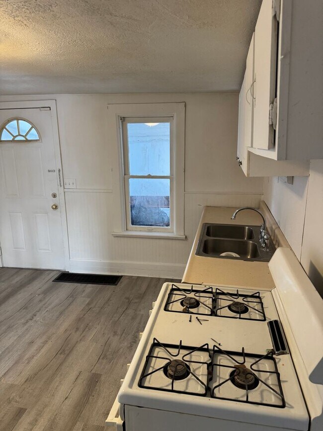 Building Photo - 2 bedroom 1 bath single family home. Freshly painted with new flooring .