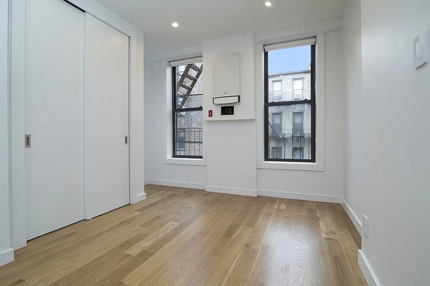 Building Photo - 137 Thompson St