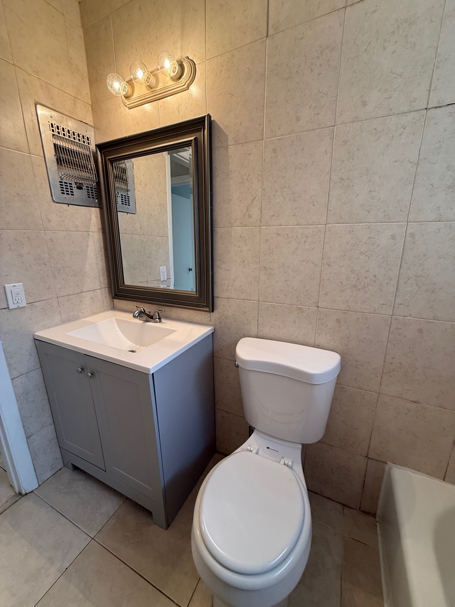 Bath 2 in Hall - 662 NE 132nd St