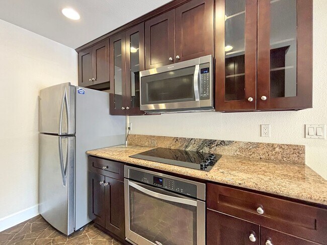 Building Photo - Upgraded 1B/1BA Condo in La Jolla W/ Parki...