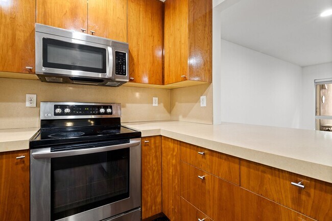 Building Photo - 2-Bedroom Condo in Westwood – Available Now!