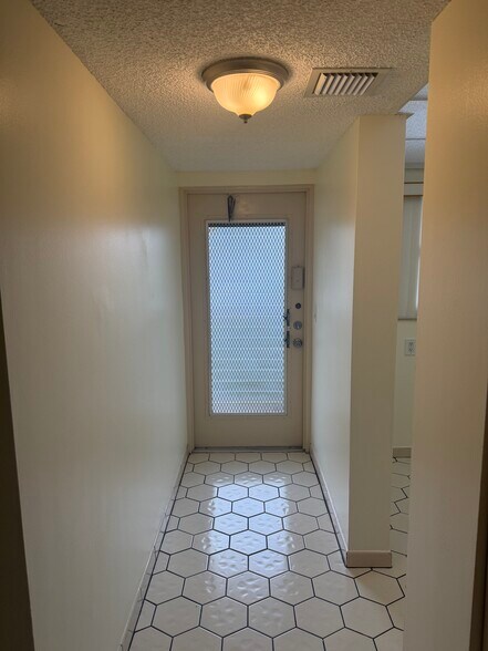 Building Photo - 6075 N Sabal Palm Blvd