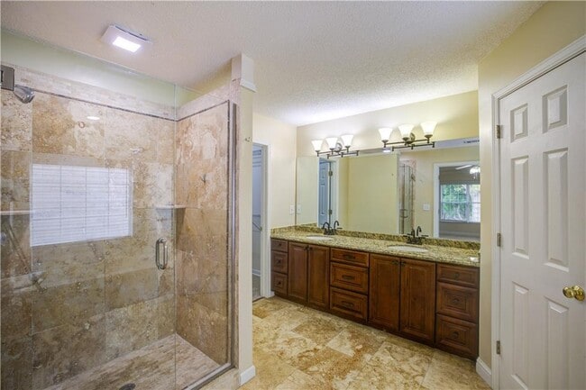 Building Photo - 1060 Lyndhurst Way