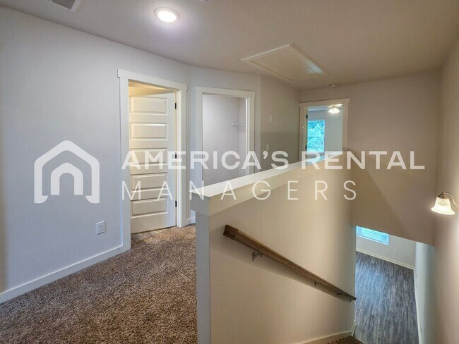 Building Photo - Modern Living in The Heights!