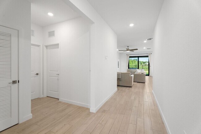 Building Photo - 5892 SE Sky Blue Cir