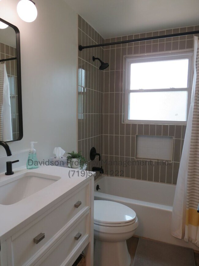 Building Photo - Beautiful Updated 4 Bedroom Near Garden of...