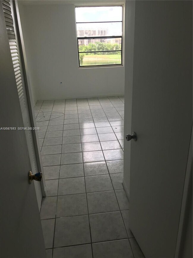Building Photo - 9460 Fontainebleau Blvd