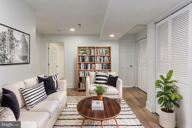 Building Photo - 638 G St NE