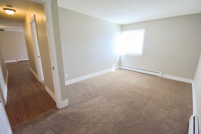 Building Photo - Main floor condo with great patio & many updates!