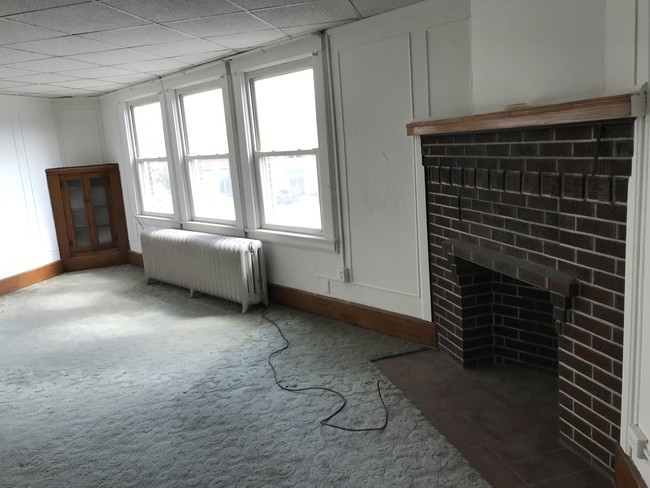 LIVING ROOM/fireplace plenty windows - 2934 Market St