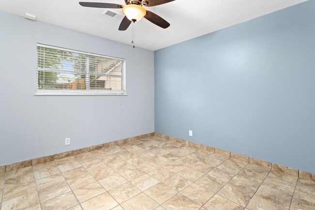 Building Photo - 340 Maxwell Dr