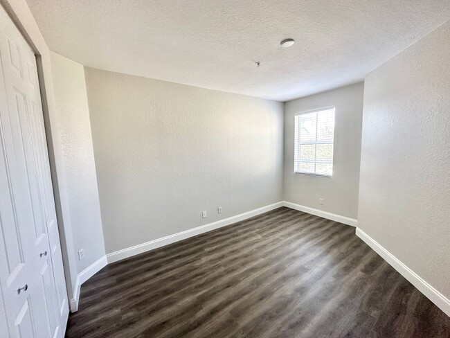 Building Photo - ** MARIPOSA ** 3 + DEN / 2.5 BATH - 2 CAR ...