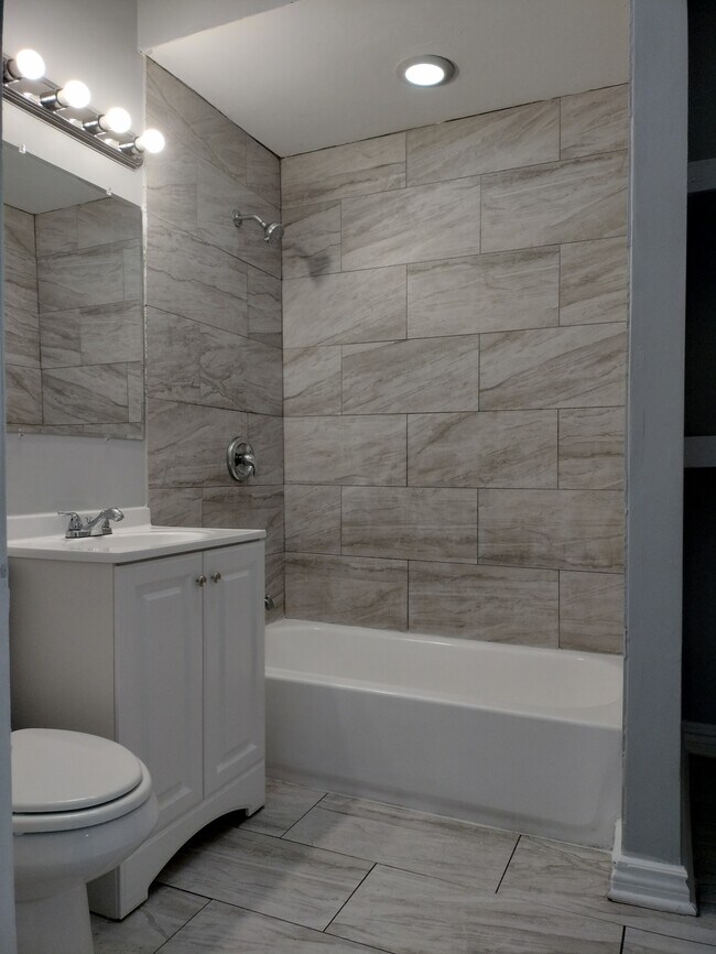 Building Photo - 705 E 92nd St