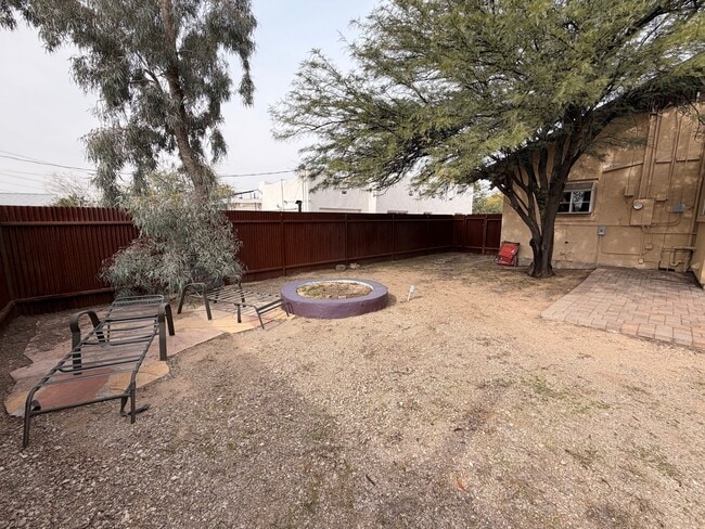 Building Photo - 1030 E 7th St