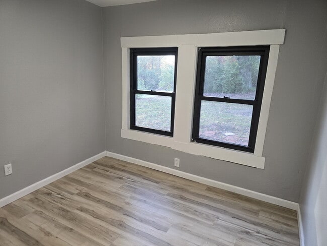 Building Photo - Beautiful 3BR/1BA Home on East Edgar Avenue