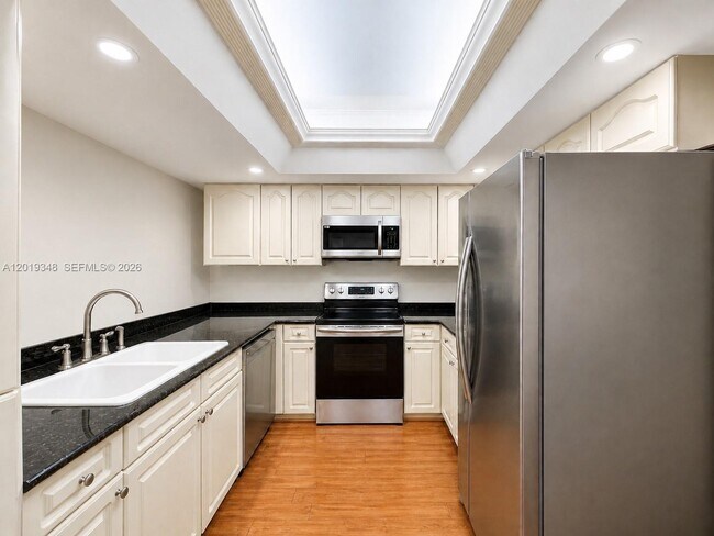 Building Photo - 520 Brickell Key Dr