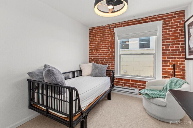 Building Photo - 323 29th St