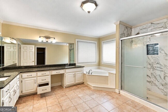 Building Photo - 3535 Claridge Dr NE