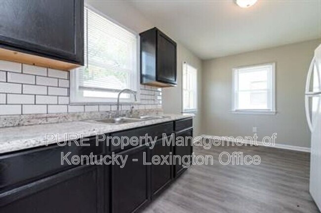 Building Photo - 817 Marcellus Dr