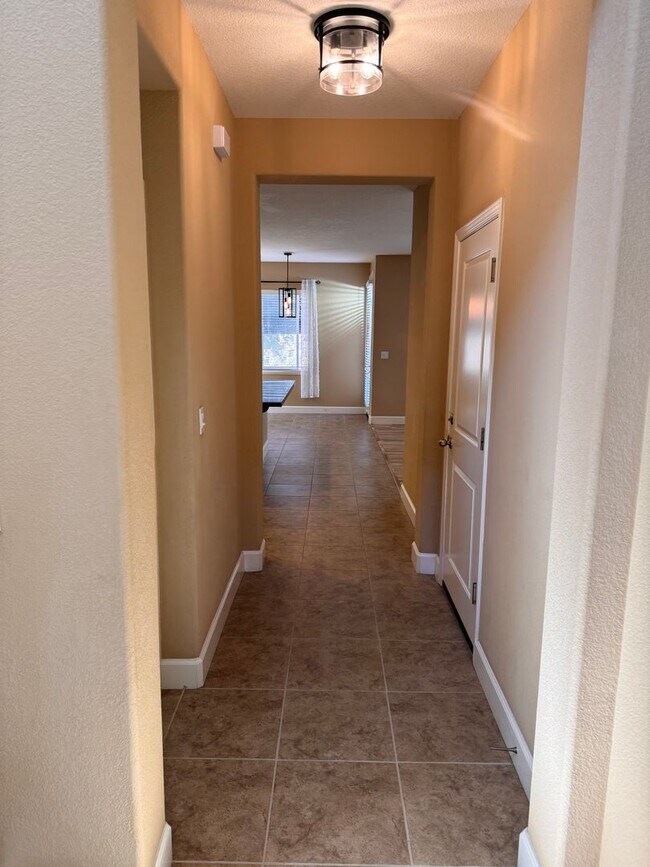 Building Photo - Lovely 3/2.5 in perfect location!