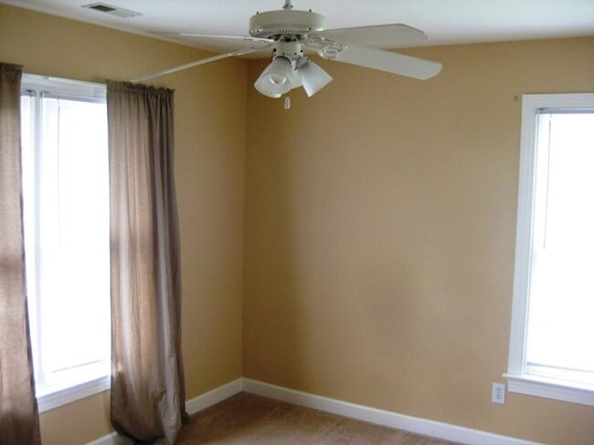 Building Photo - Pre-lease now for April!