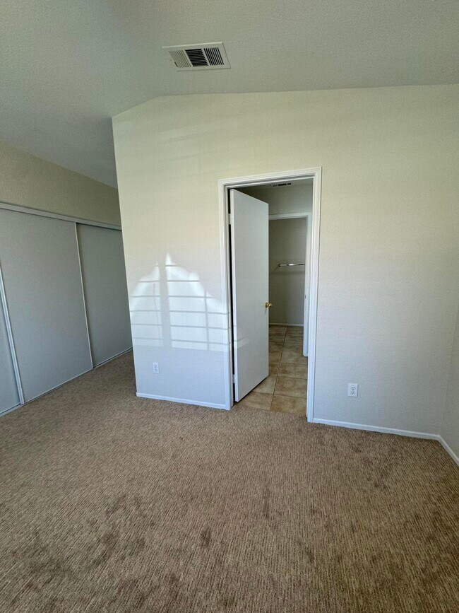 Building Photo - 49590 Lincoln Dr