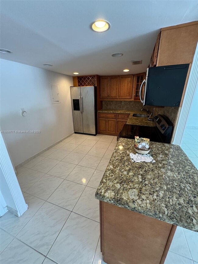 Building Photo - 1420 Brickell Bay Dr