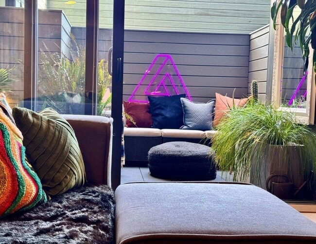Building Photo - Maison à SOMA  |Secured Smart Access. Mode...