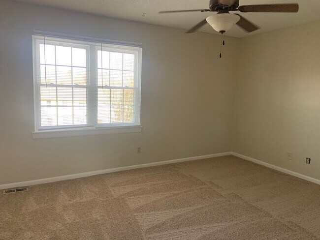 Building Photo - 3 BR Condo convenient to I-40 and Wendover...