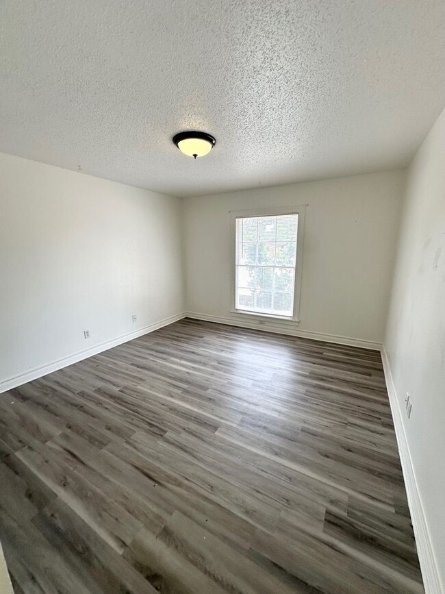 Building Photo - 3 Bed 2 Bath Located In The Heart Of Midland