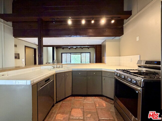 Building Photo - 6871 Pacific View Dr