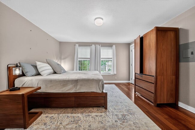 Building Photo - Hyde Park Bungalow