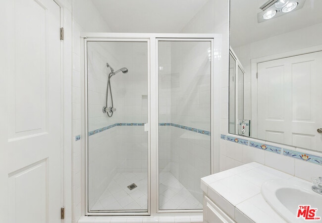 Building Photo - 6502 Dume Dr