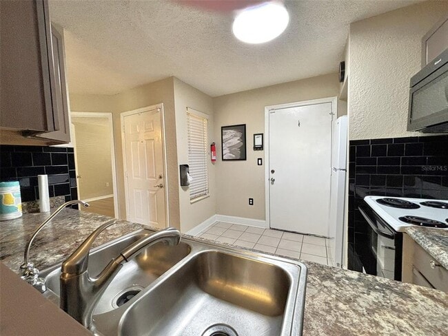 Building Photo - 3217 Queen Palms Ct