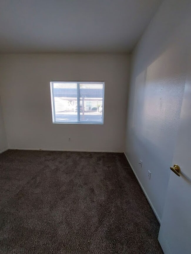 Building Photo - Excellent 2 bed 2 ba in a gated community