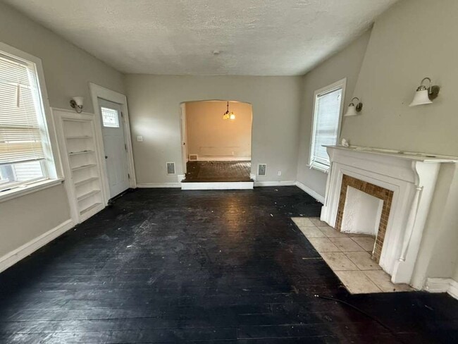 Building Photo - 3 BED 1.5 BATH BEAUTIFUL SINGLE HOME!