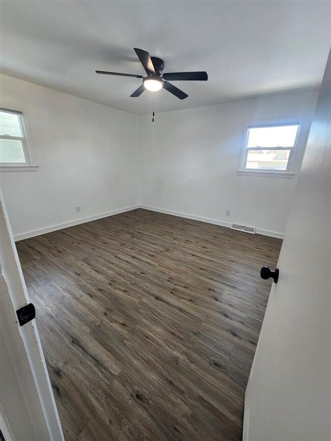 Building Photo - Beautiful 4 bedroom home, great mid town l...