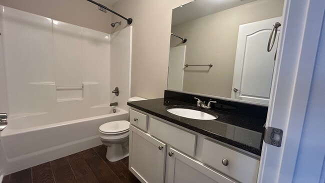 Building Photo - 3 Bedroom Townhouse in Tavern Grove