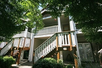 Building Photo - 3 bedroom 3.5 bath town home
