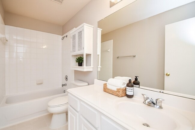 Building Photo - 15410 Hazel Thicket Tr